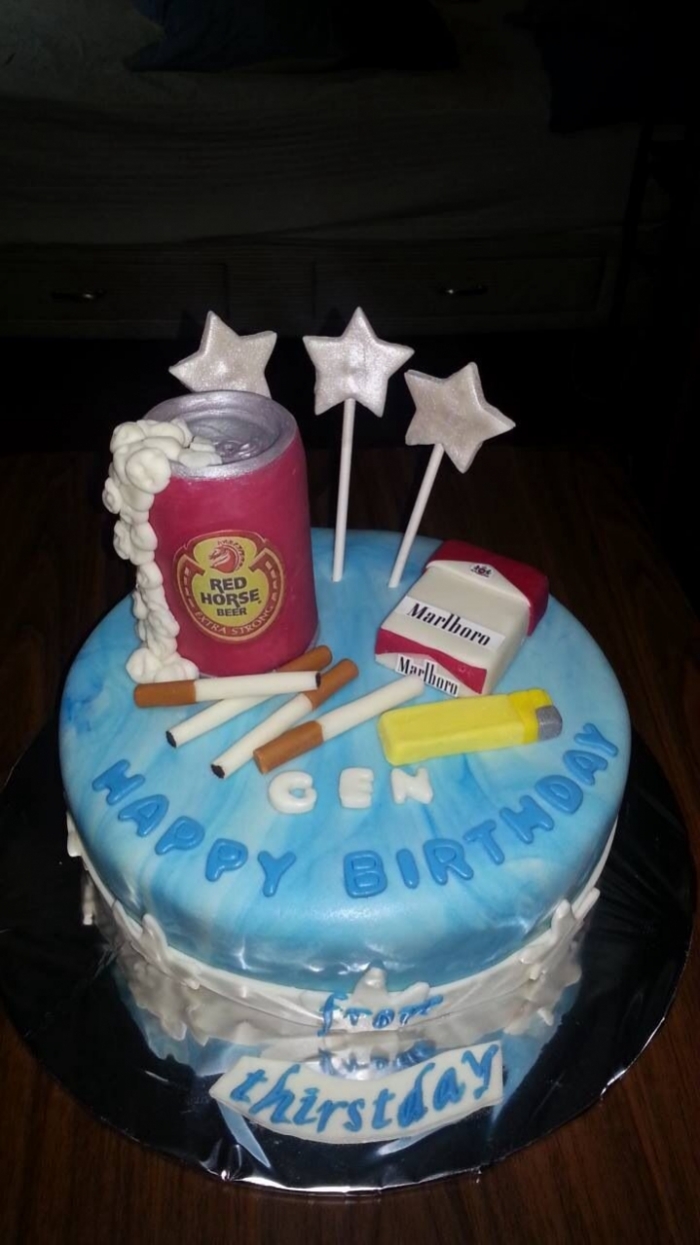 gâteau d'anniversaire avec une puis des cigarette avec son