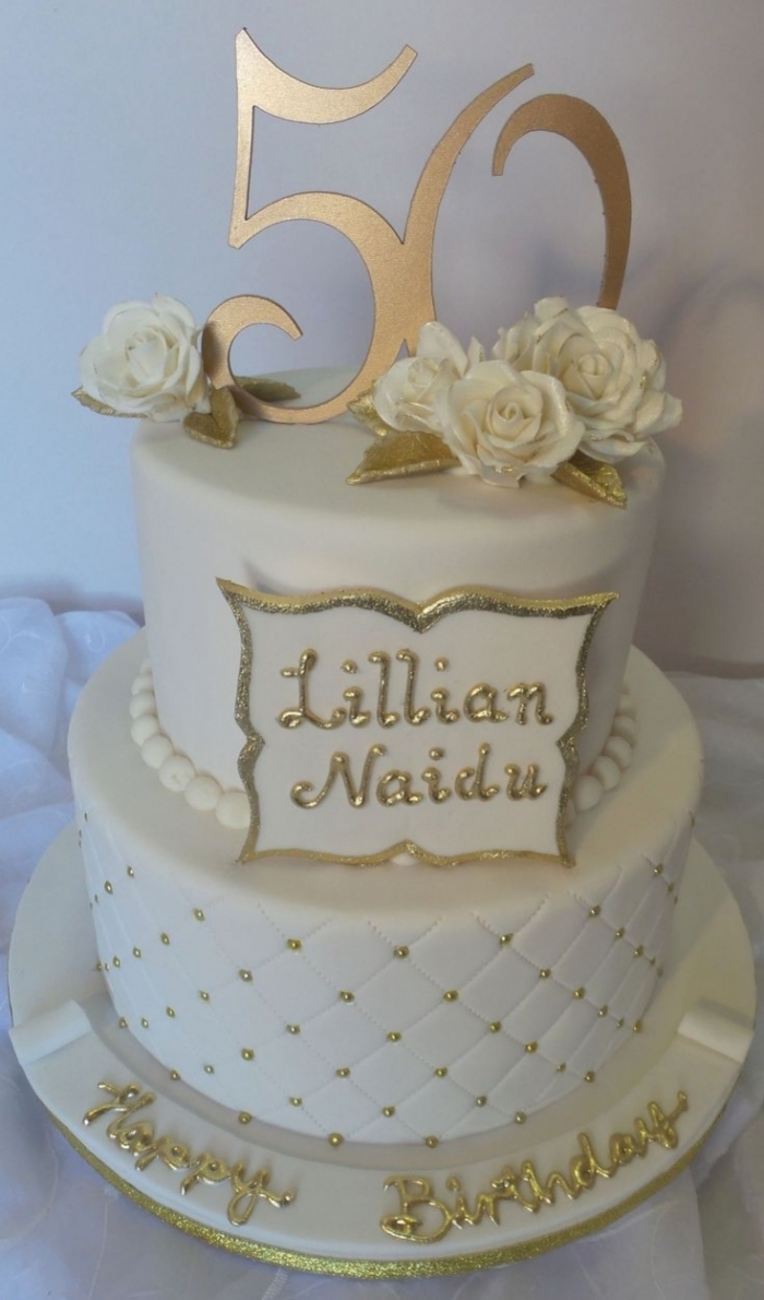 gâteau d'anniversaire capitonné avec des perles or et des gâteau d'anniversaire capitonné avec des perles or et des