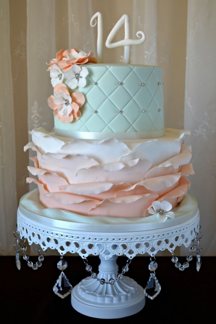 Gateau d\u0027Anniversaire , gâteau d\u0027anniversaire capitonné avec des diamants et sous forme de feuilles en dégrader de couleurs