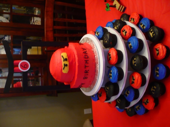 gateau danniversaire gteau danniversaire de ninjago rouge avec plusieurs cupcakes de diffrentes ninjagos - Ninjago Rouge gateau danniversaire gteau danniversaire de ninjago rouge avec plusieurs cupcakes de diffrentes ninjagos - Ninjago Rouge