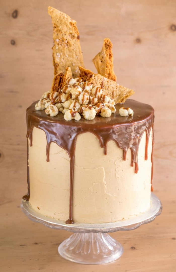 gâteau au coulis de chocolat avec un biscuits et des pop gâteau au coulis de chocolat avec un biscuits et des pop