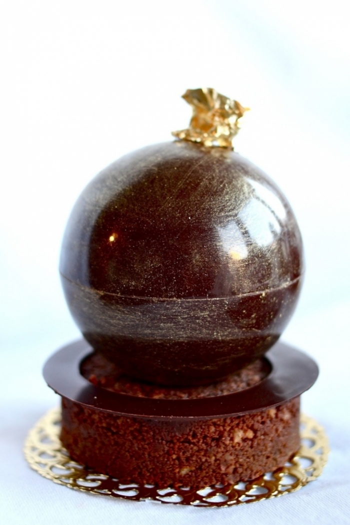 gâteau sous forme de boule au chocolats avec différents motifs au gâteau sous forme de boule au chocolats avec différents motifs au
