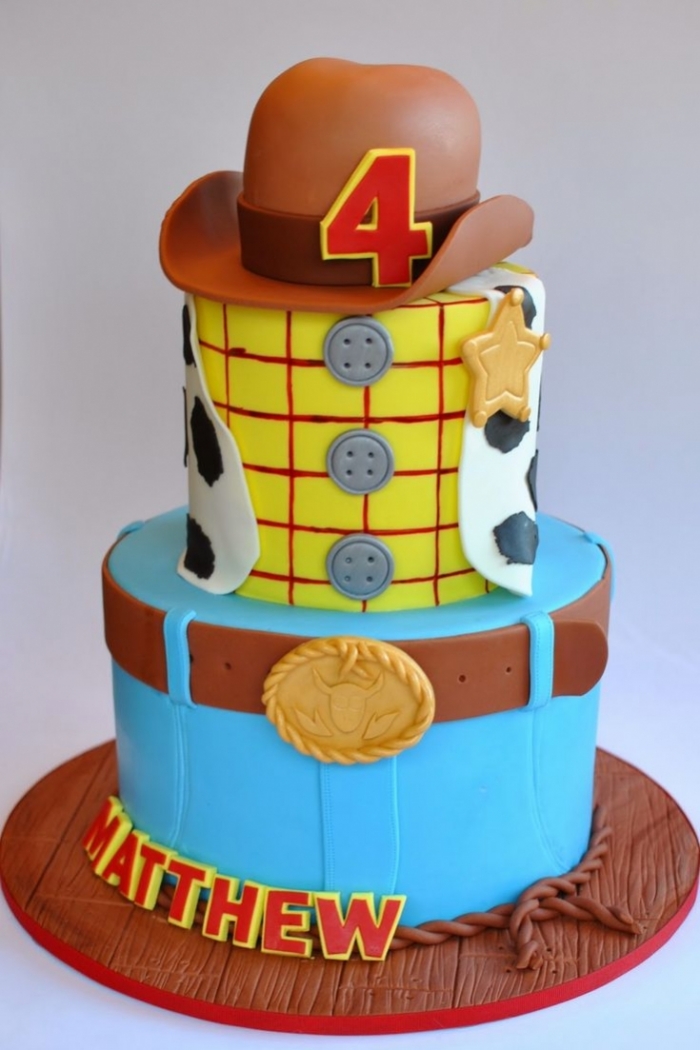 Merveilleux gâteau d'anniversaire Toy story avec un chapeau de cowboy