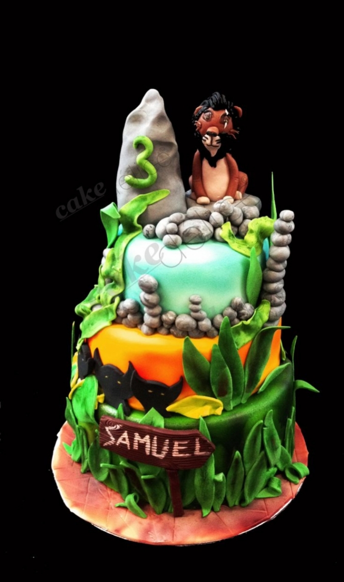 gâteau du roi lion avec son magnifique décors dans la jungle avec des