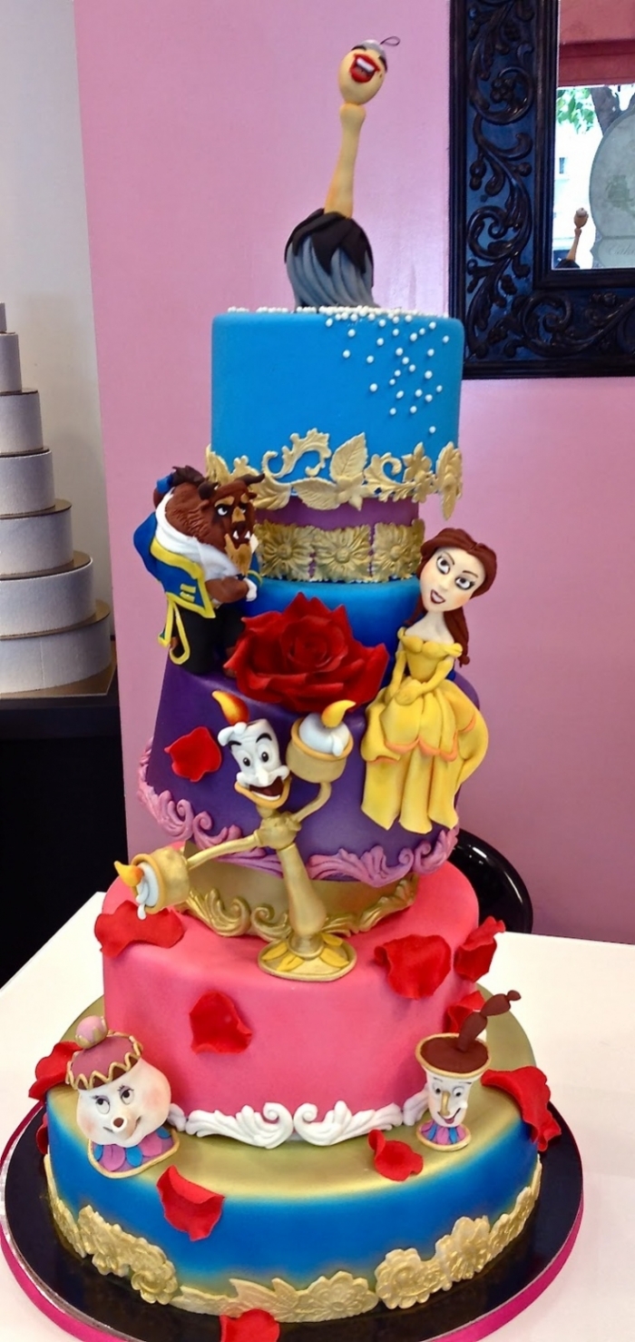 Impressionnant gâteau de la belle et la bête avec des pétales de rose 18/05/2020