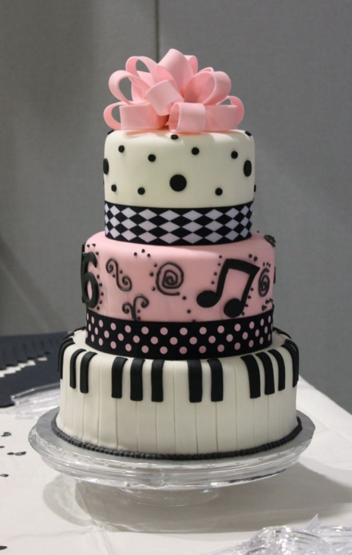 gâteau sous forme de piano avec des notes de musiques et des pois noir avec un noeud rose 04