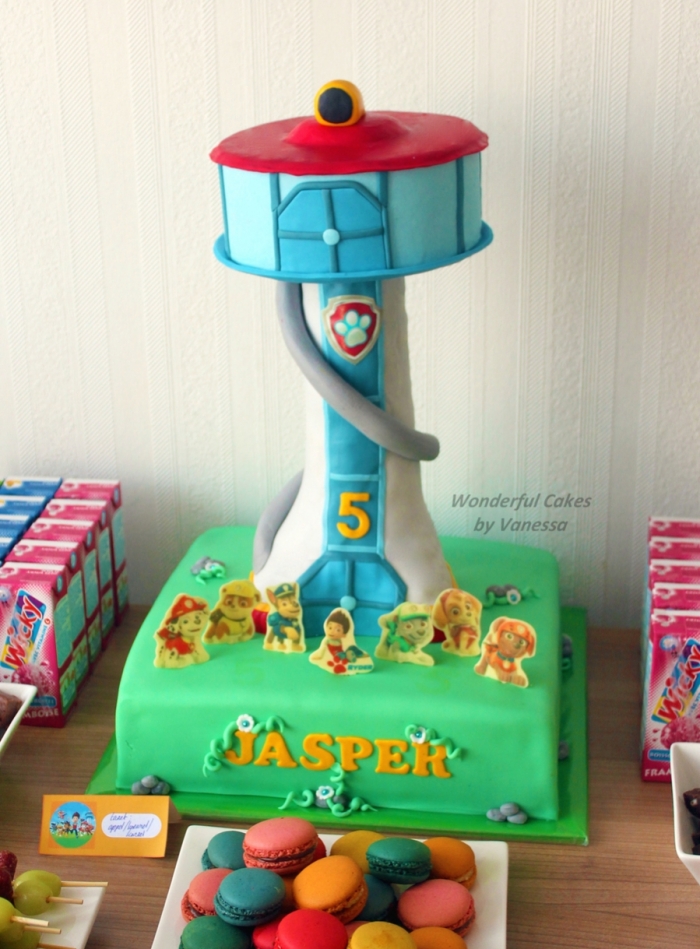 gâteau de la maison de pat patrouille avec plusieurs personnages