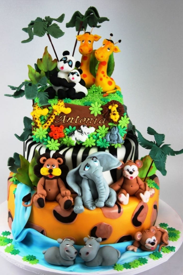 gâteau de la jungle avec différents animaux et un décor d