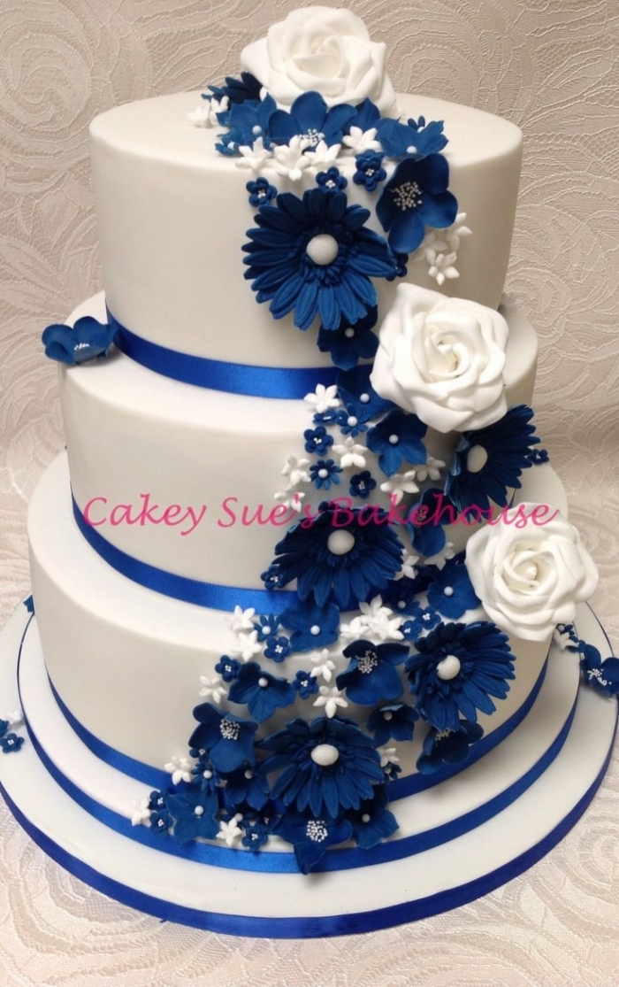 gateau-de-mariage-bleu-et-blanc-avec-bea