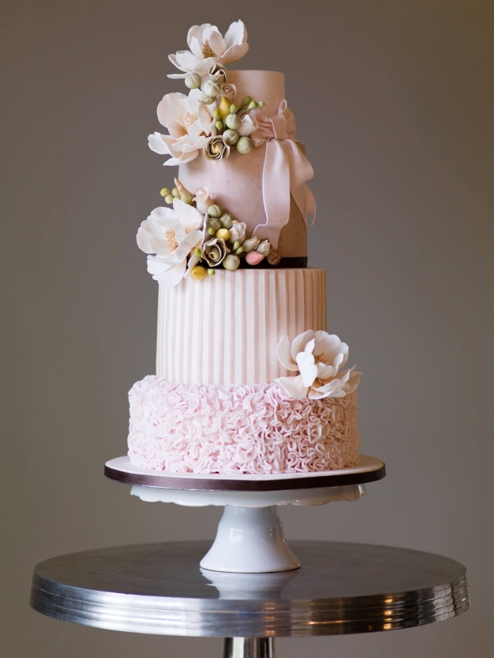 Somptueux gâteau de mariage de 4 étages rose pale avec des fleurs 02