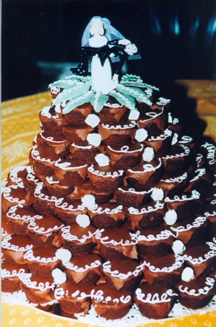 gâteau de mariage fait avec des cupcakes individuels au chocolat 14/06/2020