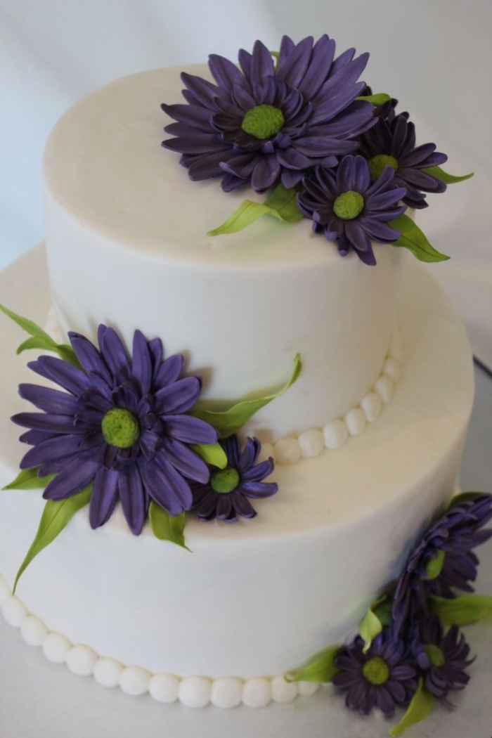 Idée de gâteau avec des marguerites violettes pour un mariage 10/06/2020