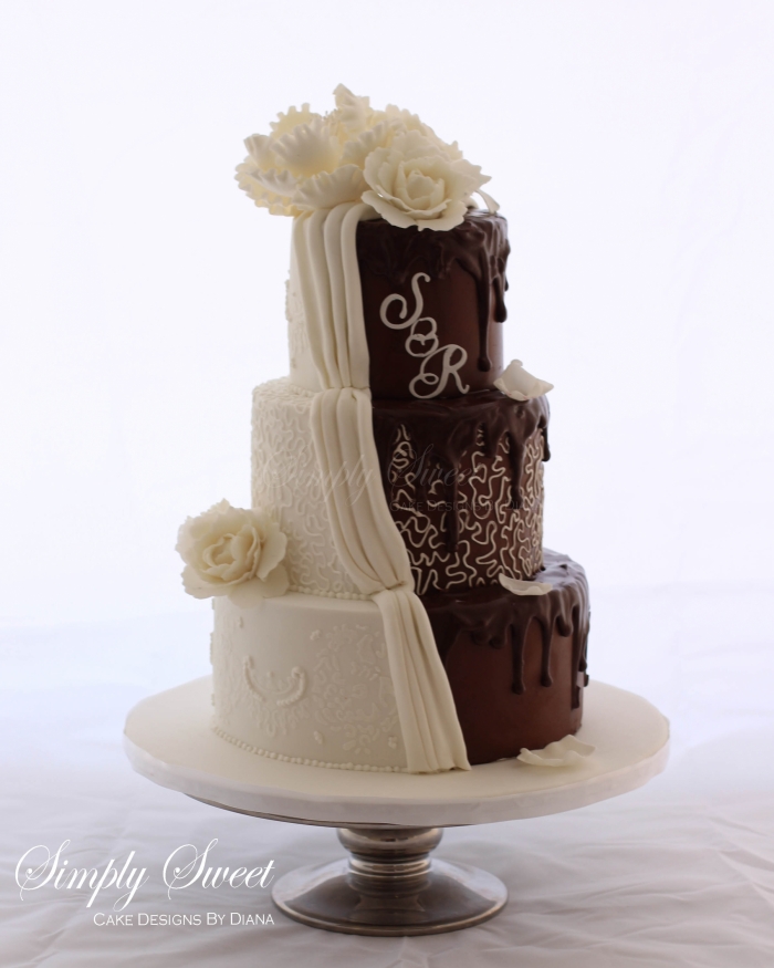 gâteau de mariage au 2 chocolats avec différents graphismes et des roses blanches 12/06/2020