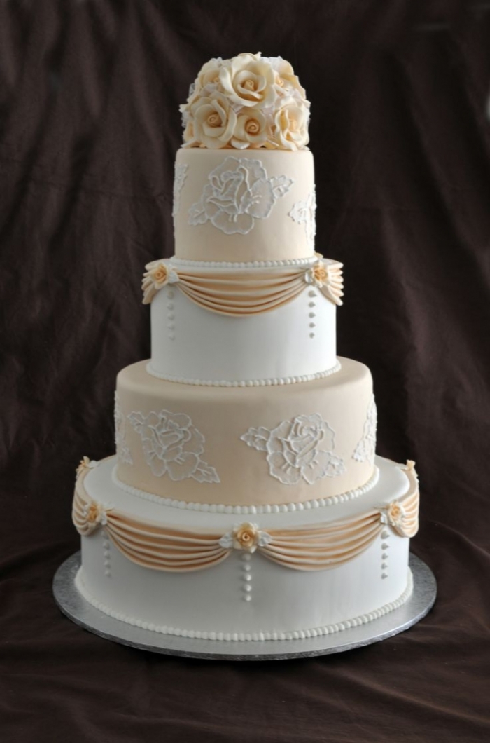 Magnifique Wedding Cake blanc avec des roses 19/10/2020