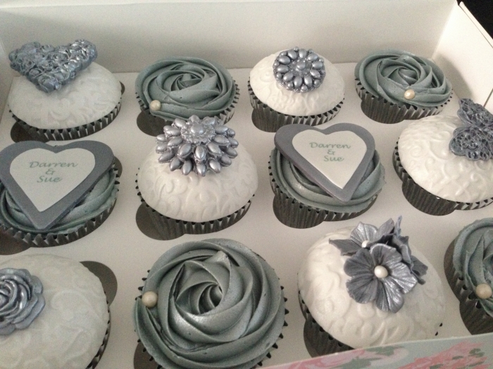 Cupcakes gris et blanc avec des coeurs et des roses pour un mariage ...