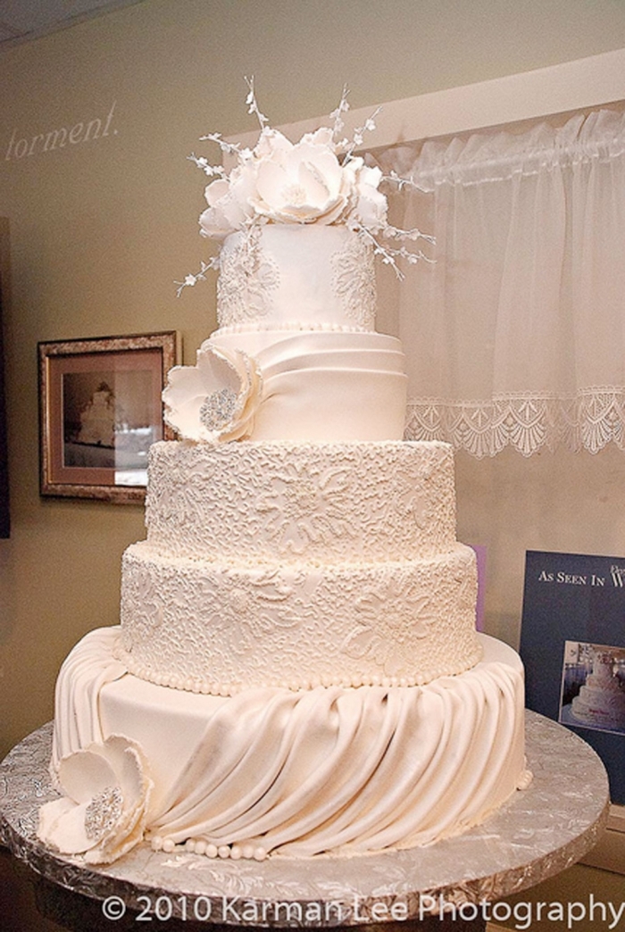Sublime wedding cake de cinq étages avec des fleurs 08/10/2020