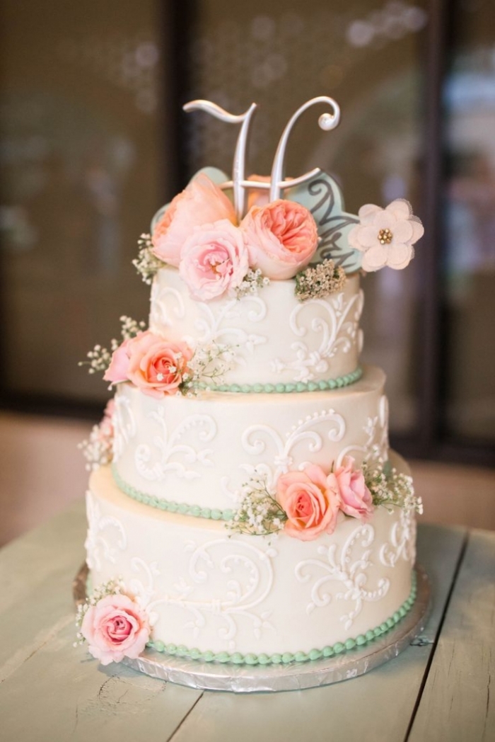 Gâteau de mariage avec des perles vertes et des roses 13/08/2020