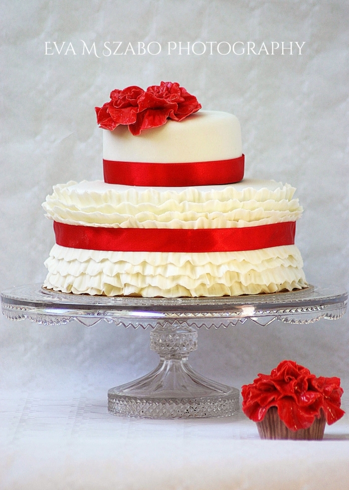 gâteau ondulées avec ruban rouge et fleurs - 10/06/2020