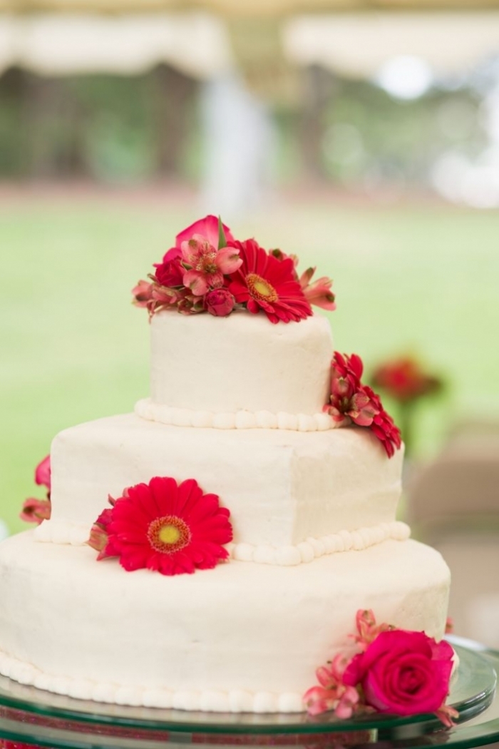 gâteau de mariage simple avec différentes fleurs rouge - 17/05/2020
