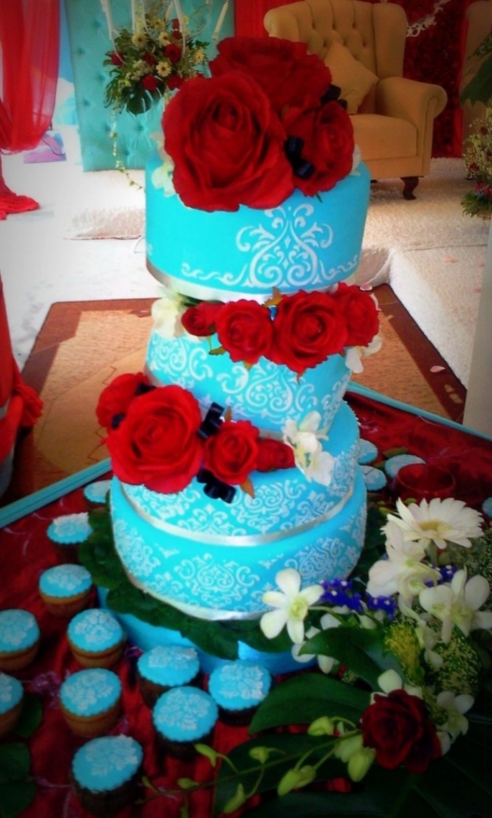Magnifique wedding cake bleu avec des roses rouges - 09/10/2020